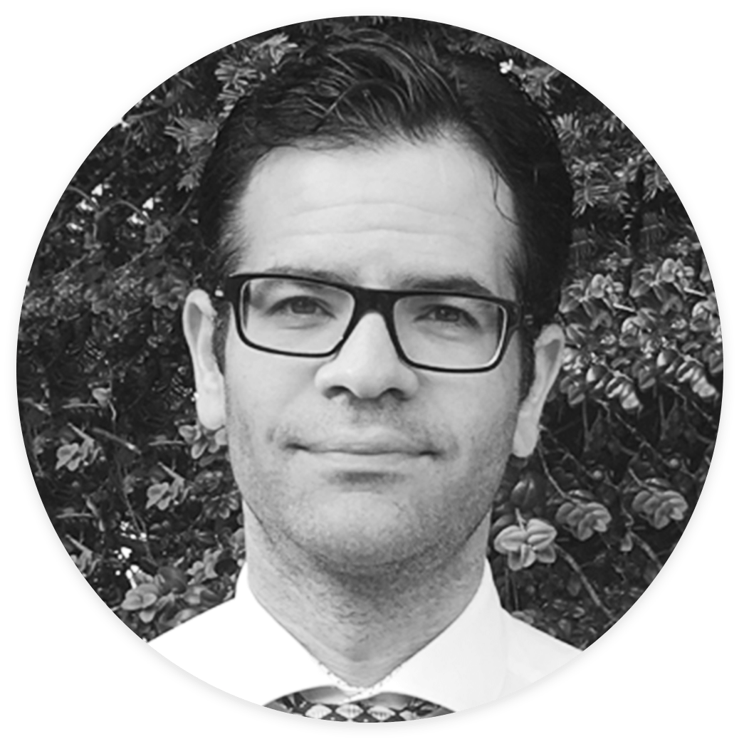 Portræt af en mand med briller og skjorte, der repræsenterer en inkassoadvokat, med fokus på professionel rådgivning til SMV-ejere.