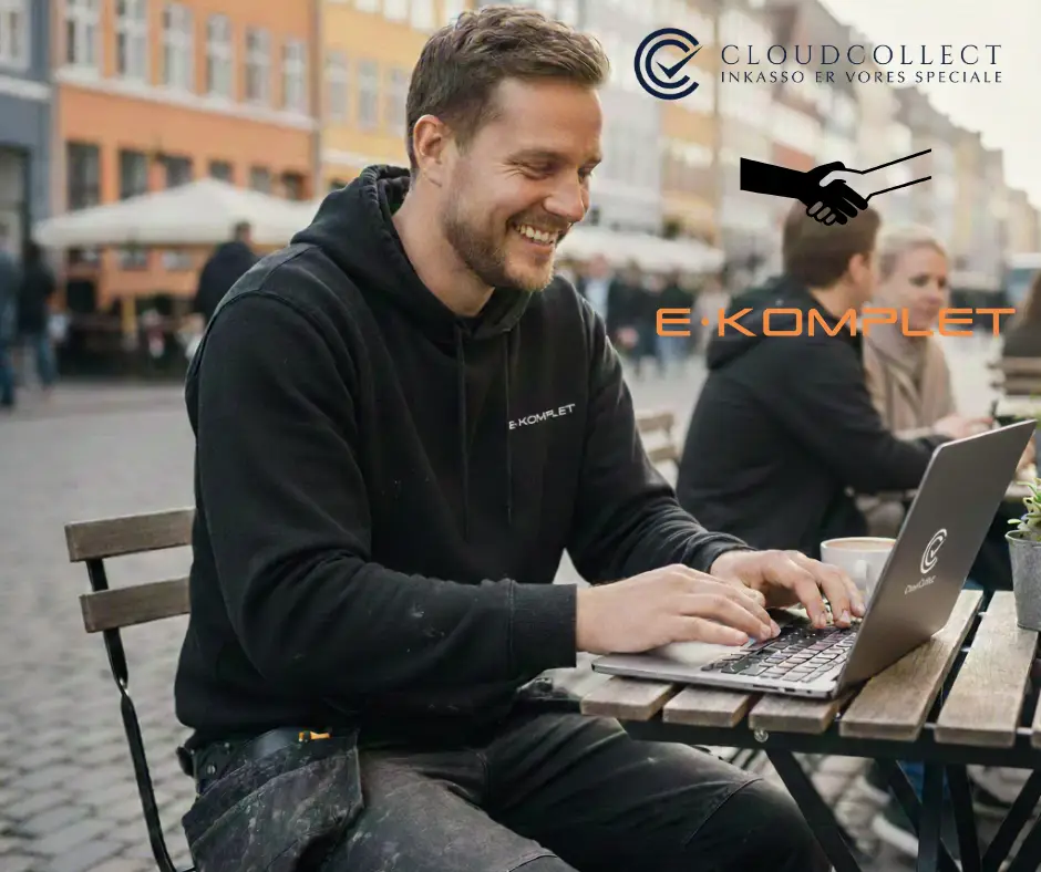 Mandskab sidder udenfor og arbejder på en bærbar computer med CloudCollect og E-KOMPLÉT logoer synlige. Billedet illustrerer integrationen af inkassoløsninger for effektiv inddrivelse af ubetalte fakturaer.