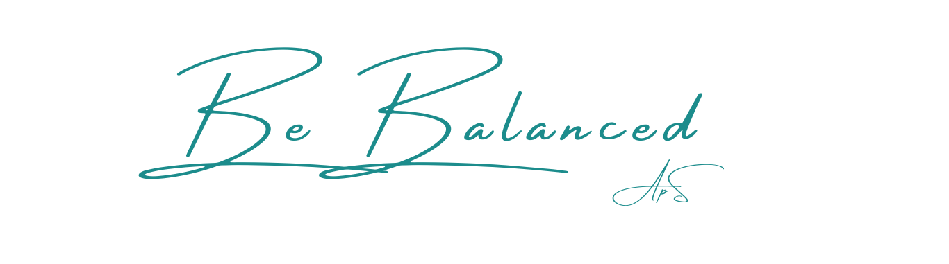 Håndskrevet tekst med ordene "Be Balanced" i en elegant, skrå stil, sammen med et lille insignia i bunden.