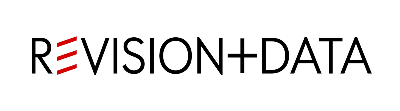 Logo med teksten "REVISION+DATA" i sort farve med rød grafik som fremhæver ordet "REVISION".