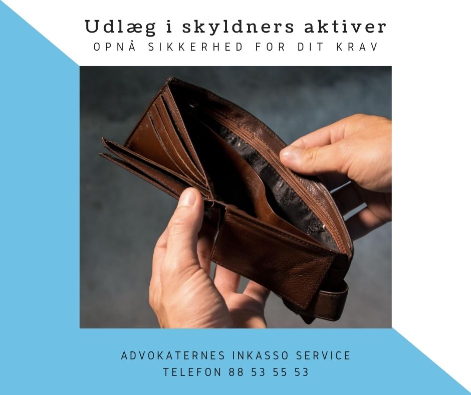 En person holder en tom, åbnet pung med teksten "Udlæg i skyldners aktiver" og kontaktinformation til advokaternes inkassoservice.