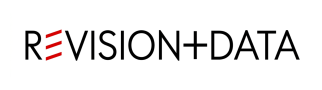 Logo med teksten "REVISION+DATA" i sort farve med rød grafik som fremhæver ordet "REVISION".